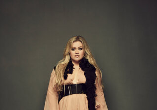 News-Titelbild - "i hate love", behauptet Kelly Clarkson in ihrem neuen Song