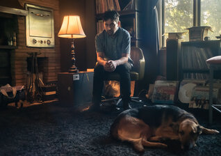News-Titelbild - Einen Vater kann nichts ersetzen: Conor Oberst bewegendes Musikvideo zu "Barbary Coast (Later)"