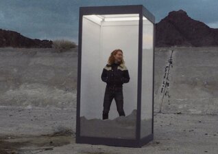 News-Titelbild - Gefangen im Glaskasten: flor veröffentlichen Musikvideo zu "slow motion"