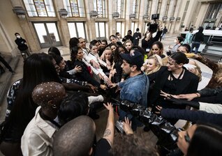 News-Titelbild - BAUSA supportet Diversität im art piece zu "Madonna" - The Movement