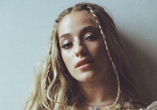 News-Titelbild - Die Songs von Brynn Cartellis kommender Debüt-EP sind "Based On A True Story"