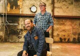 News-Titelbild - Ein Plattenladen mit Geschichte – im Musikvideo zu "Stay All Night"