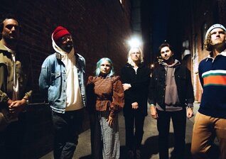 News-Titelbild - Gänsehaut-Performance mit Streichern: "Every Shade of Blue" live bei Jimmy Fallon