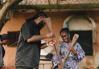 News-Titelbild - Burna Boy packt in einem Dorf mit an – im Video zum Song "Common Person"