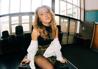 News-Titelbild - "Hell Is A Teenage Girl", stellt Hannah Grae mit Blick auf ihre Schulzeit fest – und übt in ihrem neuen Song süße Rache