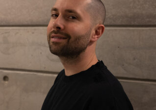 News-Titelbild - Mit "Pretty Little Lies" stattet David Puentez 90s-Eurodance einen Besuch ab