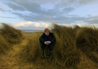 News-Titelbild - Ed Sheeran ist mit „Autumn Variations“ die neue #1 der Offiziellen Deutschen Albumcharts