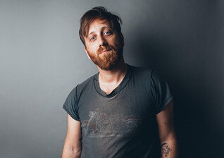 News-Titelbild - Dan Auerbachs Beitrag zum Valentinstag ist dieser neue Song "Up On a Mountain of Love"