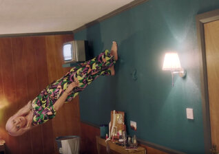 News-Titelbild - Im Musikvideo zu "Lost My Mind" geht Lily Allen vor Liebeskummer die Wände hoch