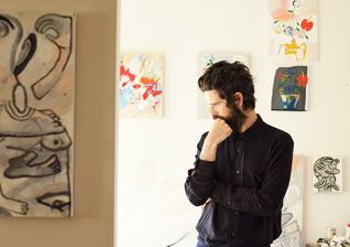 News-Titelbild - Im Video zu "Taking A Page" unternimmt Devendra Banhart eine schöne und skurrile Reise durch Nepal