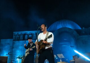 News-Titelbild - Coldplay, Damon Albarn und Kano treten am 22.05. beim Glastonbury Livestream-Event auf