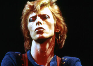 News-Titelbild - Livestream-Konzert zu Ehren von David Bowies 75. Geburtstag mit Stars und Wegbegleiter:innen