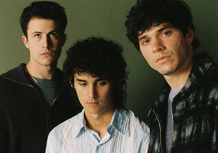 News-Titelbild - Im Musikvideo zu "At the End of the Day" machen Wallows Las Vegas unsicher
