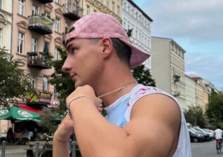 News-Titelbild - AyVe erlebt einen "Pink Sommer" setzt diesem Lebensgefühl ein Denkmal