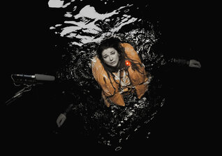 News-Titelbild - Im Video "And Dream of Sheep (Live)" watet Kate Bush durch einen großen Wassertank