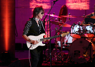 News-Titelbild - Starbesetztes Jubiläumskonzert: "Jeff Beck: Live At The Hollywood Bowl" erscheint Freitag