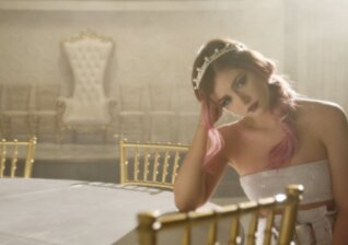 News-Titelbild - Einsam und verlassen auf einer Hochzeitsfeier: Im Video zu "The Fuss" steckt Chrissy Costanza in einem Dilemma
