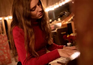 News-Titelbild - "I Only Want To Be With You" – Birdy steuert neuen Song für Telekom-Weihnachtsspot bei