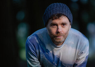 News-Titelbild - In "To Be American" verarbeitet Gabriel Kahane die turbulenten Tage um die letzten US-Präsidentschaftswahlen