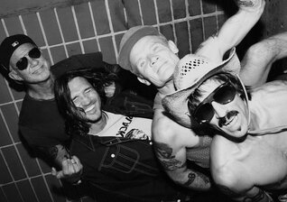 News-Titelbild - Ein Abend, zwei Late Night Shows: Die Chili Peppers spielen bei Fallon und Kimmel