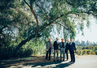 News-Titelbild - Die Punch Brothers bringen mit "Any Old Time" Saloon-Atmosphäre zu Stephen Colbert
