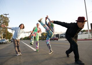 News-Titelbild - Mit ihrem neuen Song "Eddie" verbeugen sich die Chili Peppers vor einem der größten Rock-Gitarristen aller Zeiten