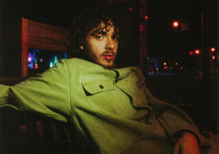 News-Titelbild - Selbstbewusster Rapstar und bodenständiger Musiker zugleich: Jack Harlow gelingt auf "Jackman." der Spagat