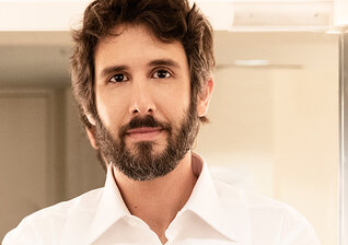 News-Titelbild - Hier ansehen: Josh Groban singt seinen Song "Harmony" für BBC Radio 2