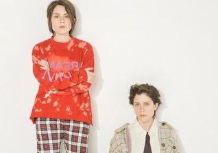 News-Titelbild - Aus dem Weihnachtsfilm "Happiest Season": Tegan and Sara singen ihren neuen Song "Make You Mine This Season"