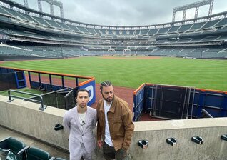 News-Titelbild - Auftritt im leeren Stadion: MAX & Ali Gatie bringen "Butterflies" zu "Jimmy Kimmel Live"