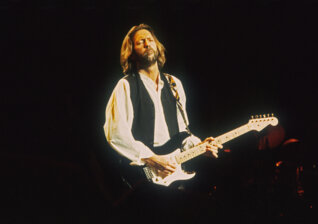News-Titelbild - Mit "The Definitive 24 Nights" blickt Eric Clapton auf seine geschichtsträchtige Residency in der Londoner Royal Albert Hall zurück