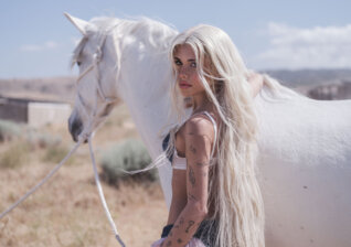 News-Titelbild - "hell is teenage girl", macht Nessa Barrett mit ihrer neuen EP eine schonungslose Bestandsaufnahme