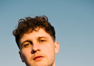 News-Titelbild - Wenn Lebenswege sich trennen: Tim Baldus und seine neue Single "Letzter Zug"