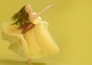 News-Titelbild - Mit dem farbenfrohen Musikvideo zu "I Heart You" lässt uns Baby Ariel in ihren Kopf blicken