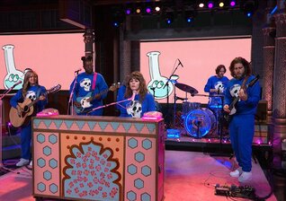 News-Titelbild - Die Outfits von Jenny Lewis und ihrer Band vom Live-Auftritt mit "Wasted Youth" bei Stephen Colbert wollen wir auch haben