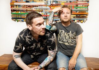 News-Titelbild - Im Video zu "New School Shiver" gewähren uns Smith & Myers einen Blick auf ihren Kreativprozess im Studio