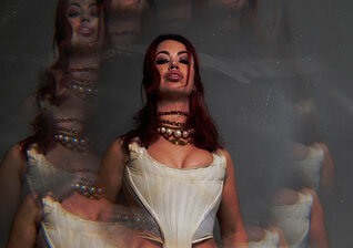 News-Titelbild - Kann sich der "Worn Out American Dream" erholen? Aura Dione macht in ihrem neuen Song eine Bestandsaufnahme