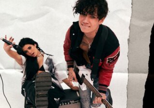 News-Titelbild - Sie tun es wieder: Nessa Barrett und jdxn finden für "I’m Dead" zusammen