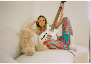 News-Titelbild - "Jede Songzeile ist Teil einer Geschichte, die ich gelebt habe": Amy Allen kündigt ihre Debüt-EP "AWW!" an