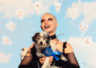 News-Titelbild - Im April kommt die neue EP "puppy luv" – und vorab singt chloe moriondo ein Liebeslied für ihren Hund