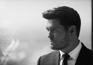 News-Titelbild - Zum besten Album seiner Karriere hat sich Michael Bublé diese intergalaktische Video-Premiere verdient