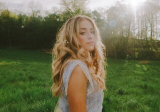 News-Titelbild - Vom Rausch junger Verliebtheit in einer Kleinstadt: Brynn Cartelli und ihr neuer Song "Long Way Home"