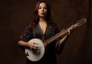 News-Titelbild - Rhiannon Giddens veröffentlicht erstes Bilderbuch "Build a House" samt Song mit Yo-Yo Ma