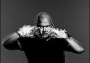 News-Titelbild - Jacob Karlzon gibt mit "The First Noel" den ersten Ausblick auf ein neues Studioalbum