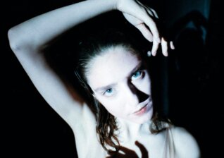 News-Titelbild - Im Video zu "Heartbreaker" nimmt Birdy eine Monsterkreatur bei sich auf