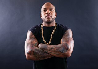 News-Titelbild - In seinem neuen Song kommt Flo Rida nicht für die Party, sondern nur für den "Cake"