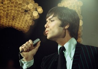 News-Titelbild - Zum 75. Geburtstag: Cliff Richards blickt mit Hit-Sammlung "75 At 75" zurück
