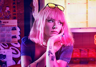 News-Titelbild - Mit ihrem neuen Song stellt sich April bei uns vor und gibt uns gleich mal ein "Piece of Me"