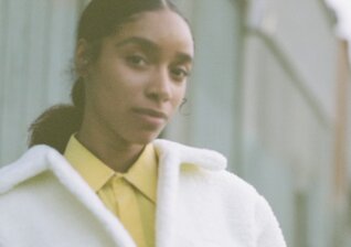 News-Titelbild - Wunderschöne Piano-Performance: Lianne La Havas covert Lauryn Hills "Ex-Factor" für BBC Radio 1