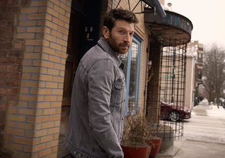 News-Titelbild - Country-Star mit souliger Stimme: Brett Eldredge kommt 2022 für Konzerte nach Deutschland